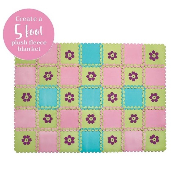 Make Your Own FLEECE FLOWER BLANKET --- No sewing required ! - Picture 8 of 10